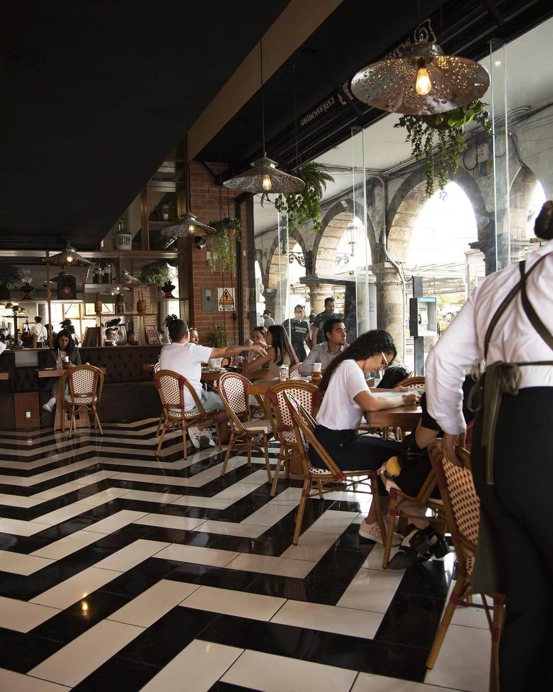 Interior de Cafe San Pedro Chapultepec con piso blanco y negro