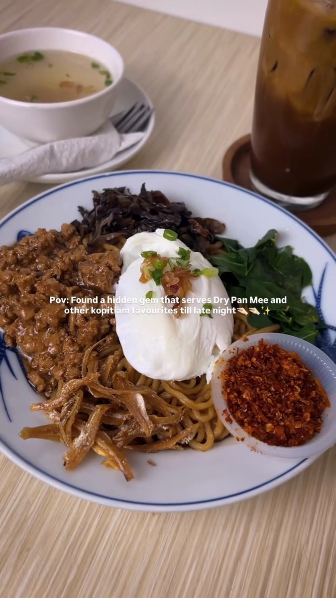 Dry noodles with egg and sambal
