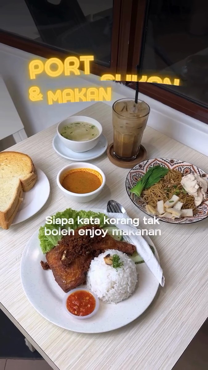 A full KOMO Kopitiam table spread
