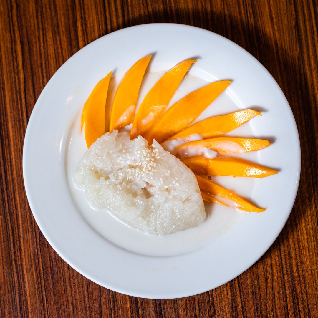 Mango sticky rice dessert